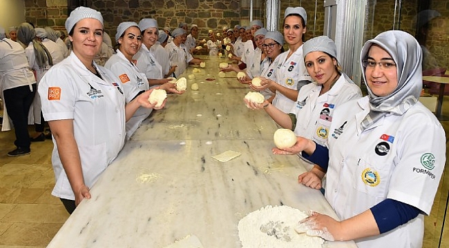İzmir&#039;in meslek fabrikasında yeni ders pastacılık!