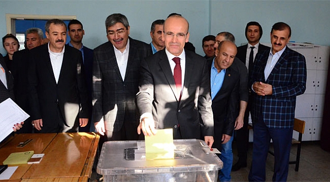 Sandıktaki ilk oy Başbakan Yardımcısı Şimşek'ten