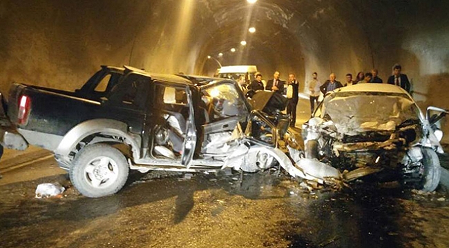 Tünelde iki araç kafa kafaya çarpıştı: 3 ölü, 3 yaralı