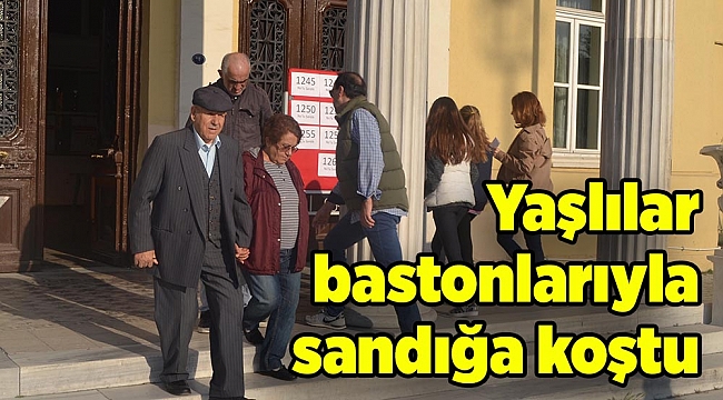 Yaşlılar bastonlarıyla sandığa koştu