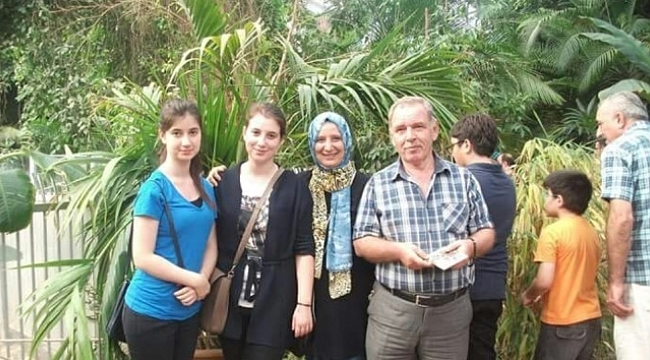 Anne ve kızları üniversitede