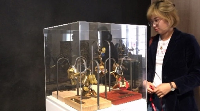 "Aşk kilitleri" mülteciler için satışa çıktı