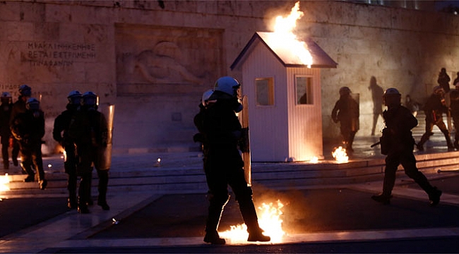Binlerce gösterici parlamento önünde toplandı