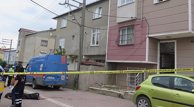 Eşinin evinde başka adam görünce dehşet saçtı