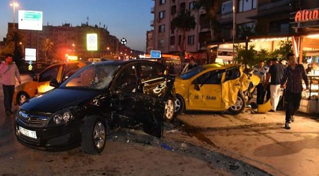 İzmir'de feci kaza: Hızını alamadı, taksileri biçti!