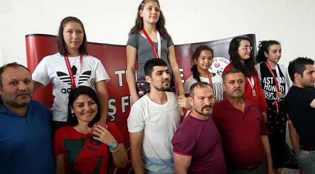 İzmir'in altın kızı güreşte Türkiye şampiyonu!