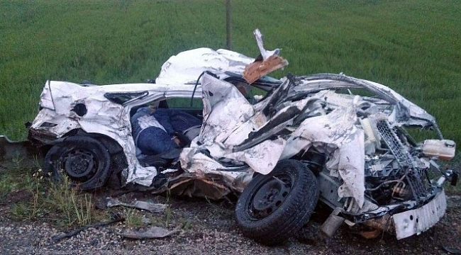 Otomobil kağıt gibi ezildi: 3 ölü, 1 yaralı