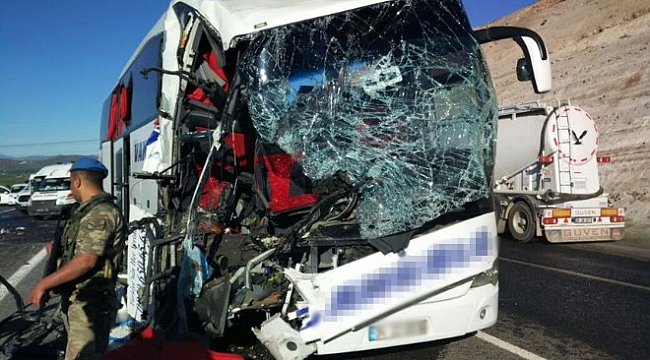Yolcu otobüsü TIR'a çarptı: Ölü ve yaralılar var