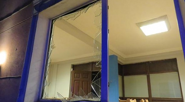 İki partinin üyeleri arasında bıçaklı kavga!