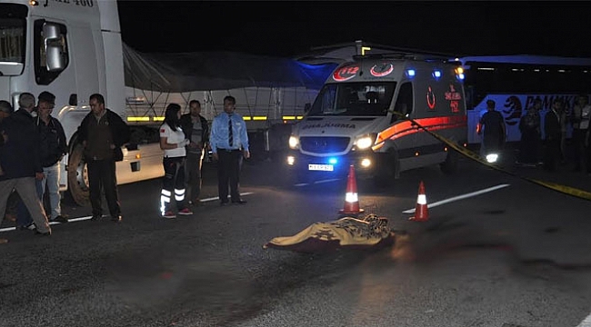 İki yaşlı kadın karşıdan karşıya geçerken...