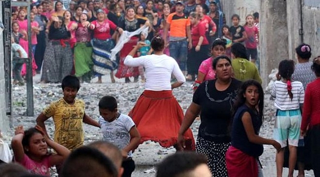 Meydan savaşı gibi aile kavgası: Polis, TOMA..