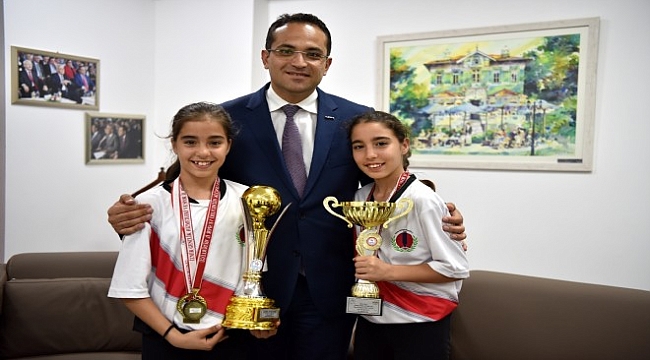 Şampiyon ikizlerden Başkan Atila'ya ziyaret