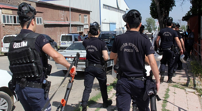 Eski belediye başkanı 1 kişinin boğazını kesti, 2 kişiyi bıçakladı