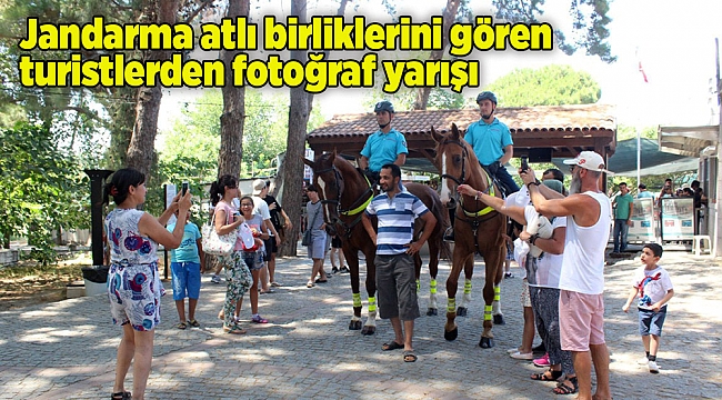 Jandarma atlı birliklerini gören turistlerden fotoğraf yarışı