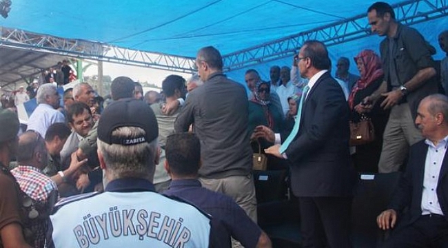 Protokolde kavga çıktı: Bakan ortasında kaldı!