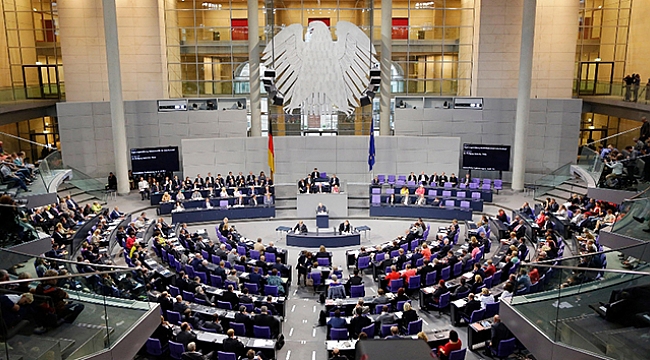 Alman vekiller birbirine girdi