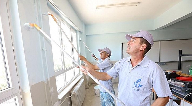 Belediye, okulları pırıl pırıl yapıyor