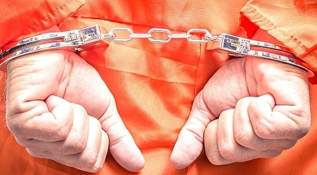 Daltonlar gibi ‘tek tip’ kıyafetle mahkemeye