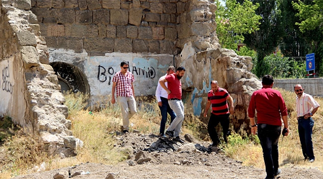 Uyuşturucu bağımlıları mahalleliyi canından bezdirdi