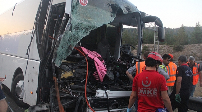 Yolcu otobüsü ile kamyon çarpıştı: 1 ölü, 21 yaralı