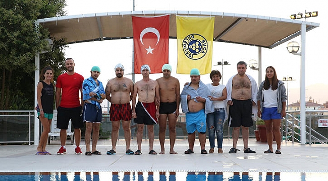 Engelleri kulaç atarak aşıyorlar