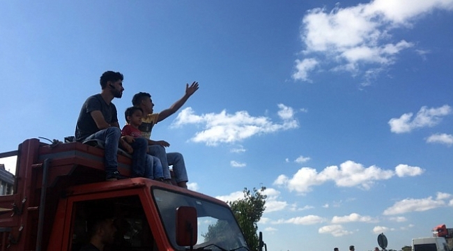 Kamyon tepesinde kurbanlık almaya gittiler