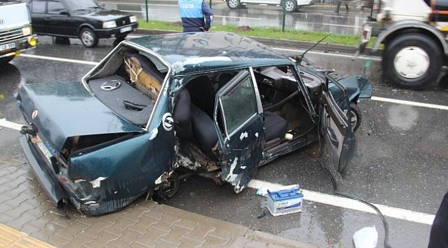 Direğe çarpan otomobil hurdaya döndü: 4 yaralı