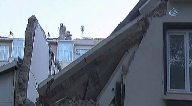 Fatih’te bir binanın çatı katı çöktü
