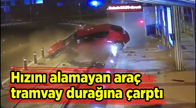Hızını alamayan araç tramvay durağına çarptı