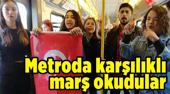 Metroda karşılıklı marş okudular