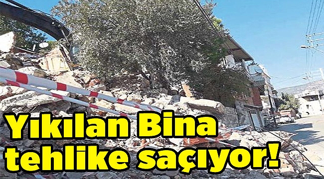 Yıkılan bina tehlike saçıyoır