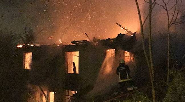 2 katlı ahşap bina alevlere teslim oldu