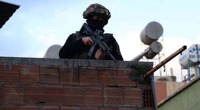 Adana&#039;da polis tarafından aranan şahıs 1 kişiyi rehin aldı