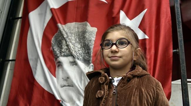 Atatürk posterli Türk bayrağını öpen öğrencinin kim olduğu ortaya çıktı