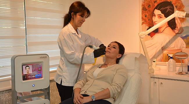 İzmir'deki cihaz kişilerin 10 yıl sonraki görüntüsünü ekrana yansıtıyor