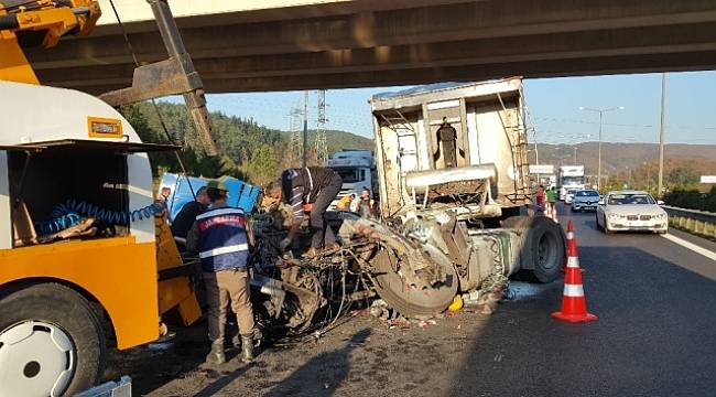 Kazada koparak yola fırlayan tırın sürücü kabininden sağ çıktı