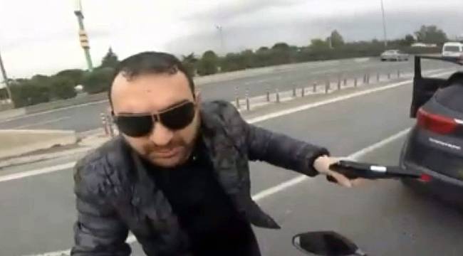 Korna çalan motosiklet sürücüsüne silah çekti