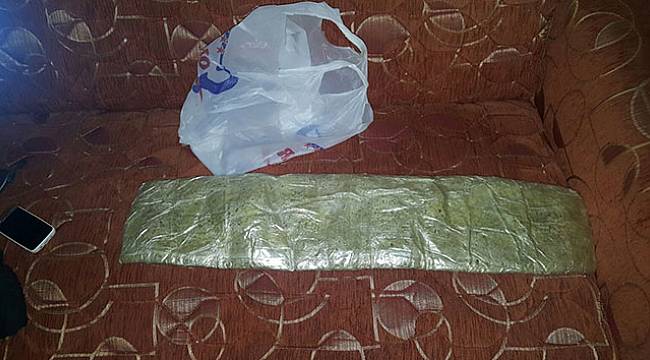 Korseli yaşlı kurye yakalandı