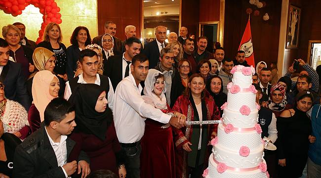 75 çift mutluluklarını resmileştirdi