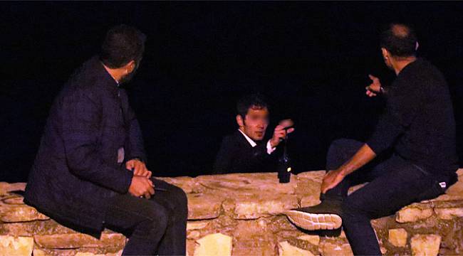 Alkollü genci ölümün kıyısından annesi aldı