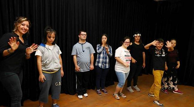 Bayraklı tiyatroya “+1” ekledi