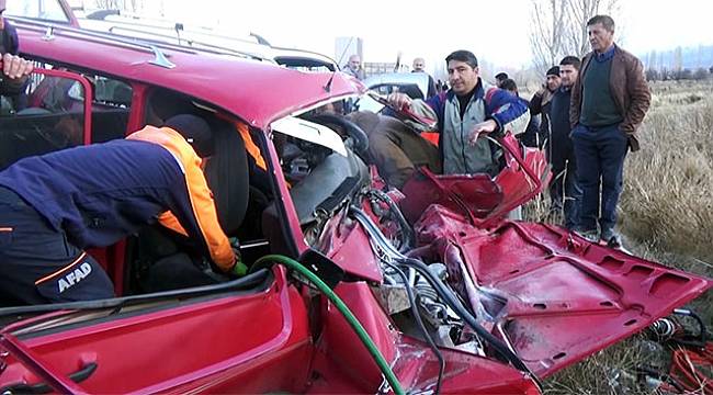 İki otomobil çarpıştı: 2 ölü, 4 yaralı