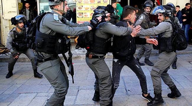 İsrail Askerleri Çoluk Çocuk Dinlemeden Saldırıyor!