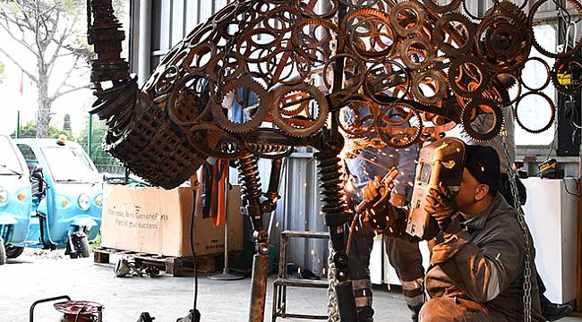 İzmir'de hurdaya ayrılan parçalardan sanat yarattılar