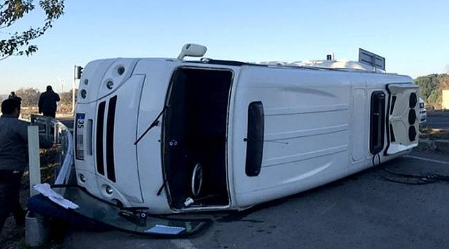 İzmir&#039;de öğrenci servisi ile taksi çarpıştı