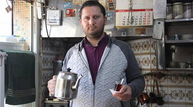 İzmirli Semih, çift diplomayla çaycılık yapıyor