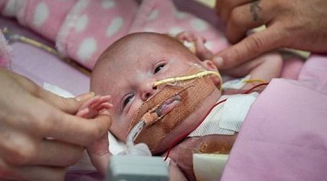 Kalbi dışarıda doğdu, 3 ameliyatla göğüs kafesine yerleştirildi