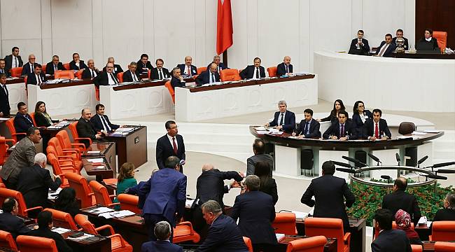 Meclis'te milletvekilleri yine kavga etti