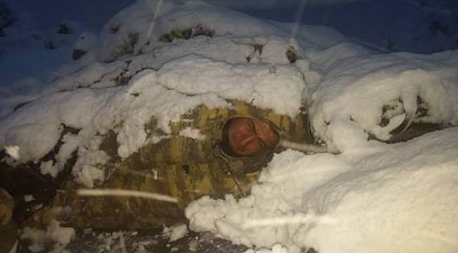 Mehmetçik kar altında uyku molasında