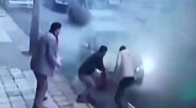 Alev alan otomobildeki büyük panik